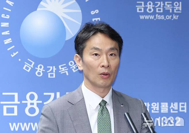 [서울=뉴시스] 조수정 기자 = 이복현 금융감독원장이 지난 4월 24일 오전 서울 영등포구 금융감독원에서 MBK, 삼부토건 등 자본시장 현안 관련 브리핑을 하고 있다. 2025.07.04. chocrystal@newsis.com