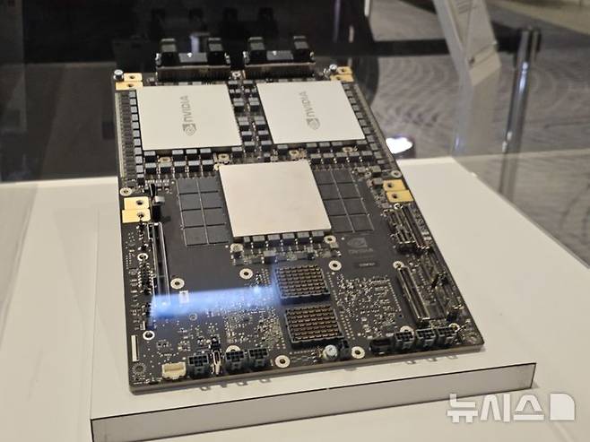 [라스베이거스=뉴시스]이인준 기자 = 엔비디아 차세대 AI(인공지능) 슈퍼칩 GB200. GB200에는 2개의 블랙웰 GPU(그래픽처리장치), 1개의 그레이스 중앙처리장치(CPU), HBM3E 8단 16개가 탑재된다. ijoinon@newsis.com