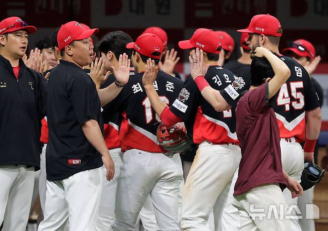 [서울=뉴시스] 홍효식 기자 = 25일 서울 구로구 고척스카이돔에서 열린 2025 KBO리그 KIA 타이거즈와 키움 히어로즈의 경기, 6-3으로 승리한 KIA 이범호 감독과 김호령이 하이파이브하고 있다. 2025.06.25. yesphoto@newsis.com