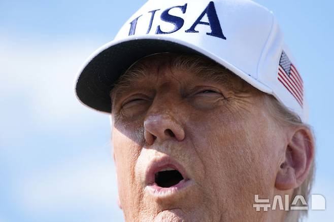 [앤드루스합동기지=AP/뉴시스]도널드 트럼프 대통령이 3일(현지 시간) 메릴랜드주 앤드루스합동기지에서 대통령 전용기에 탑승하기 앞서 취재진 질문에 답변하고 있다. 2025.07.04.