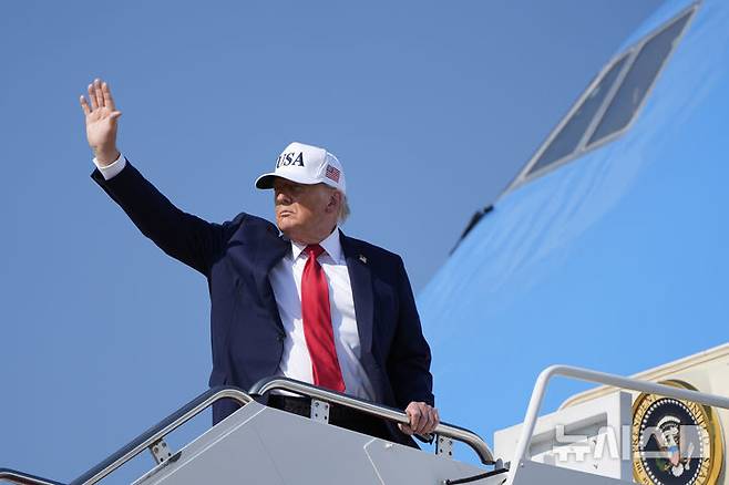 [앤드루스합동기지=AP/뉴시스]도널드 트럼프 대통령이 3일(현지 시간) 메릴랜드주 앤드루스합동기지에서 대통령 전용기에 탑승하고 있다. 2025.07.04.