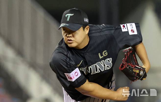 [서울=뉴시스] 김선웅 기자 = 18일 서울 송파구 잠실야구장에서 열린 2025 프로야구 NC 다이노스와 LG 트윈스의 경기, 5회초 LG 교체투수 장현식이 역투하고 있다. 2025.06.18. mangusta@newsis.com