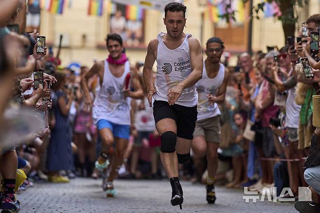 [마드리드=AP/뉴시스] 3일(현지 시간) 스페인 마드리드에서 열린 '마드리드 프라이드 주간의 연례 하이힐 레이스'에 참가한 참가자들이 높이 15cm의 하이힐을 신고 달리고 있다. 2025.07.04.