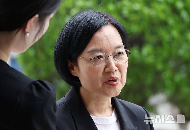 [서울=뉴시스] 고승민 기자 = 한성숙 중소벤처기업부 장관 후보자가 24일 서울 여의도 인사청문회 준비 사무실로 출근하던 중 취재진 질문에 답하고 있다. 2025.06.24. kkssmm99@newsis.com