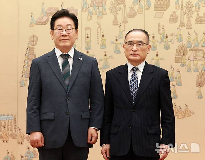 [서울=뉴시스] 고범준 기자 = 이재명 대통령이 4일 서울 용산 대통령실 청사에서 열린 임명장 및 위촉장 수여식에서 위성락 국가안보실장에게 임명장을 수여한 뒤 기념촬영을 하고 있다. 2025.07.04. bjko@newsis.com