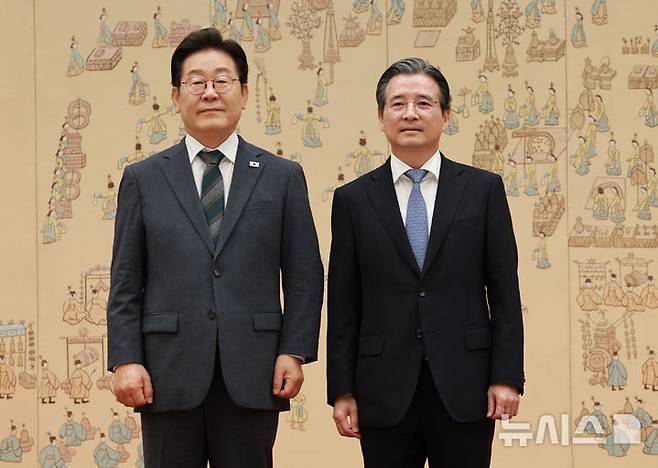 [서울=뉴시스] 고범준 기자 = 이재명 대통령이 4일 서울 용산 대통령실 청사에서 열린 임명장 및 위촉장 수여식에서 김용범 정책실장에게 임명장을 수여한 뒤 기념촬영을 하고 있다. 2025.07.04. bjko@newsis.com