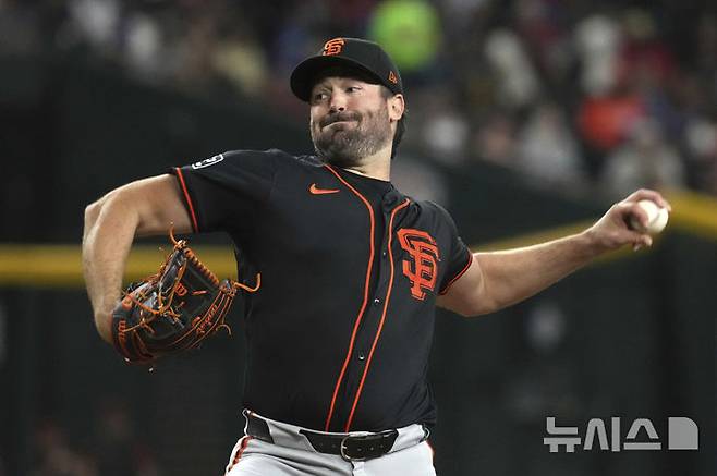 [피닉스=AP/뉴시스] 샌프란시스코 자이언츠의 선발 투수 로비 레이가 3일(현지 시간) 미국 애리조나주 피닉스 체이스 필드에서 열린 2025 메이저리그 애리조나 다이아몬드백스와의 경기에 선발 등판해 공을 던지고 있다. 2025.07.04.