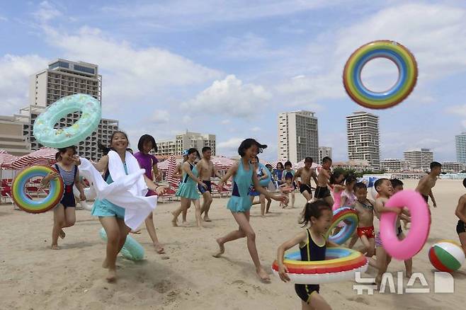 [원산=AP/뉴시스] 지난 2일 북한 강원도 원산의 원산-갈마 해안관광지구에서 어린이들이 바다로 달려가고 있다. 북한 노동신문은 갈마관광지구 개장을 알리며 "세상에 없는 황홀한 관광 명소"라고 선전했다. 원산 명사십리 해변 일대에 조성된 관광지구 개발은 북한이 11년간 공들인 숙원사업으로 알려져 있다. 2025.07.04.