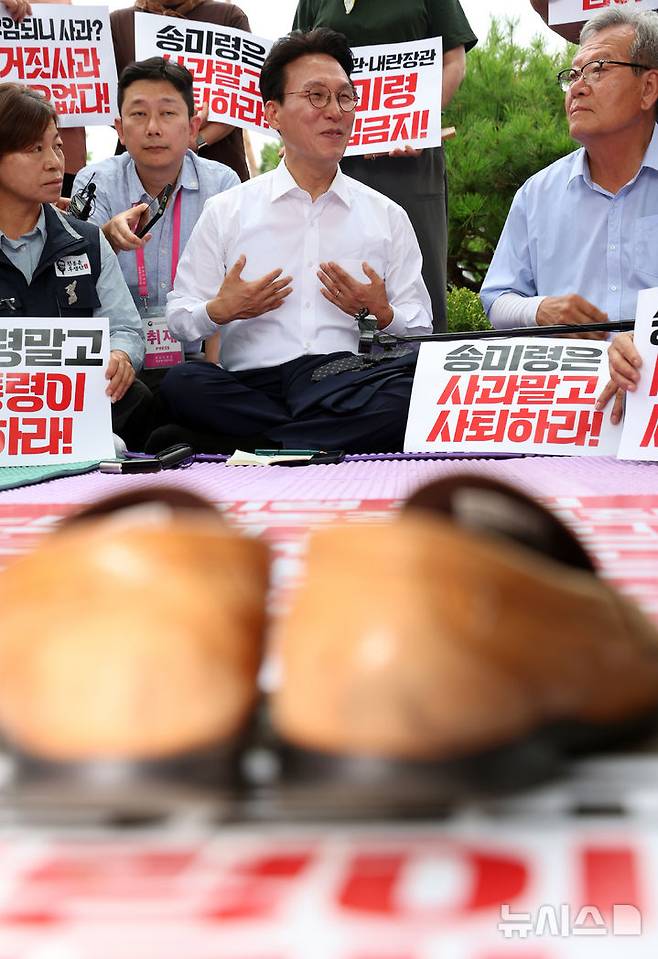 [서울=뉴시스] 배훈식 기자 = 김민석 국무총리가 4일 오전 서울 용산구 대통령실 앞에서 취임 후 첫 일정으로 송미령 농림축산식품부 장관 유임 결정 철회를 촉구하며 농성 중인 농민단체와 면담하고 있다. (공동취재) 2025.07.04. photo@newsis.com