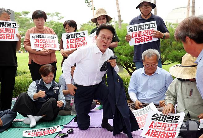 [서울=뉴시스] 배훈식 기자 = 김민석 국무총리가 4일 오전 서울 용산구 대통령실 앞에서 취임 후 첫 일정으로 송미령 농림축산식품부 장관 유임 결정 철회를 촉구하며 농성 중인 농민단체와 면담을 마치고 자리에서 일어나고 있다. (공동취재) 2025.07.04. photo@newsis.com