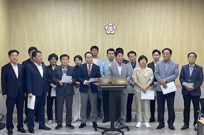 [청주=뉴시스] 충북 청주시의회 국민의힘 소속 의원들이 22일 기자회견을 열어 민생회복지원금 전액 기부를 선언하고 있다. 2025.07.02. photo@newsis.com *재판매 및 DB 금지