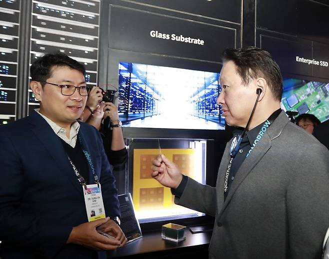 [서울=뉴시스] 최태원 SK 회장이 지난 1월 미국 라스베이거스에서 열린 'CES 2025' 행사장에 마련된 SK 전시관에서 유리기판을 살펴보고 있다. (사진=SK 제공) 2025.6.22. photo@newsis.com *재판매 및 DB 금지