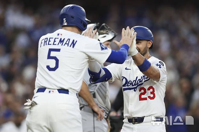 [로스앤젤레스=AP/뉴시스] 미국 메이저리그(MLB) LA 다저스의  마이클 콘포가 3일(현지 시간) 미국 캘리포니아주 로스앤젤레스의 다저스타디움에서 열린 시카고 화이트삭스의 경기에서 3회말 2사 2루에서 투런포를 작렬한 뒤 동료 프레디 프리먼과 기뻐하고 있다. 2025.07.03.