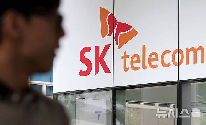 [서울=뉴시스] 홍효식 기자 = SK텔레콤 유심 해킹 사태 관련 민관합동조사단이 조사 결과를 발표한 4일 서울 종로구 SK텔레콤 대리점 모습. 2025.07.04. yesphoto@newsis.com