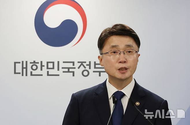 [서울=뉴시스] 김명원 기자 = 류제명 과학기술정보통신부 제2차관이 4일 서울 종로구 정부서울청사에서 SK텔레콤 침해사고 최종 조사결과 발표를 하고 있다. 2025.07.04. kmx1105@newsis.com