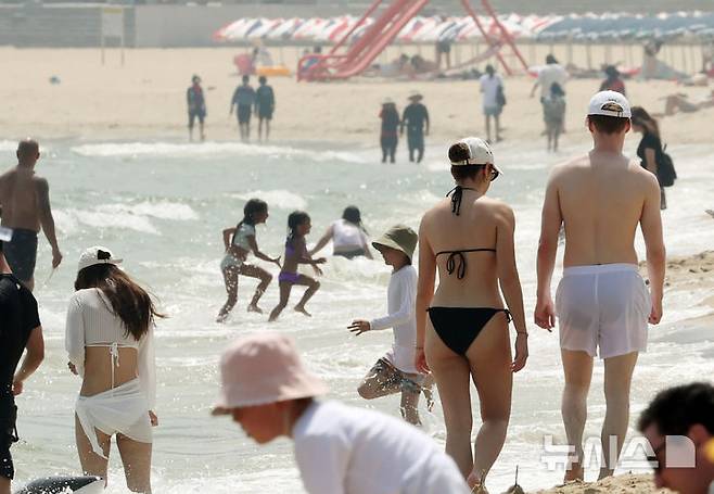 [부산=뉴시스] 하경민 기자 = 부산에 폭염경보가 발효 중인 4일 해운대해수욕장을 찾은 시민과 관광객들이 물놀이를 즐기고 있다. 2025.07.04. yulnetphoto@newsis.com
