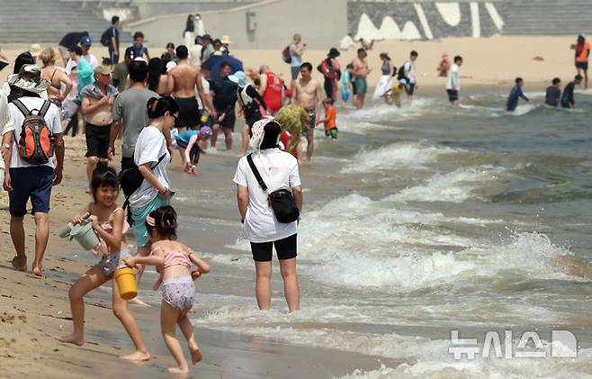 [부산=뉴시스] 하경민 기자 = 부산에 폭염경보가 발효 중인 4일 해운대해수욕장을 찾은 시민과 관광객들이 물놀이를 즐기고 있다. 2025.07.04. yulnetphoto@newsis.com