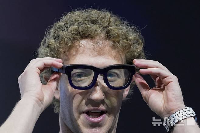 [멘로파크=AP/뉴시스] 마크 저커버그 메타플랫폼(메타) 최고 경영자(CEO)가 지난해 9월 25일(현지시각) 미 캘리포니아주 멘로파크 메타 본사에서 열린 연례 개발자 콘퍼런스 '커넥트 2024' 중 레이밴 메타 스마트 안경 '오라이언'을 착용하고 있다. 2025.07.04.