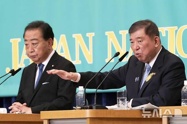 [도쿄=AP/뉴시스]일본 집권 자민당 총재인 이시바 시게루 총리가 지난 2일 일본기자클럽이 주최한 정당 토론회에서 발언하고 있다. 그의 옆에 제1 야당 입헌민주당 노다 요시히코 대표가 이시바 총리의 발언을 듣고 있다. 2025.07.04.