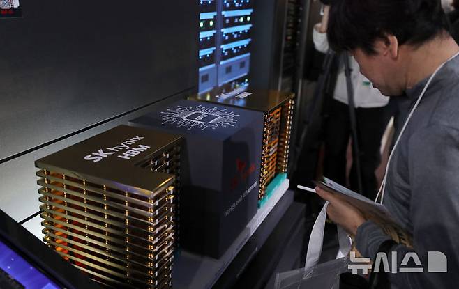 [서울=뉴시스] 김혜진 기자 = 24일 서울 강남구 코엑스에서 열린 월드IT쇼에서 관람객들이 부스를 둘러보고 있다. 2025.04.24. jini@newsis.com