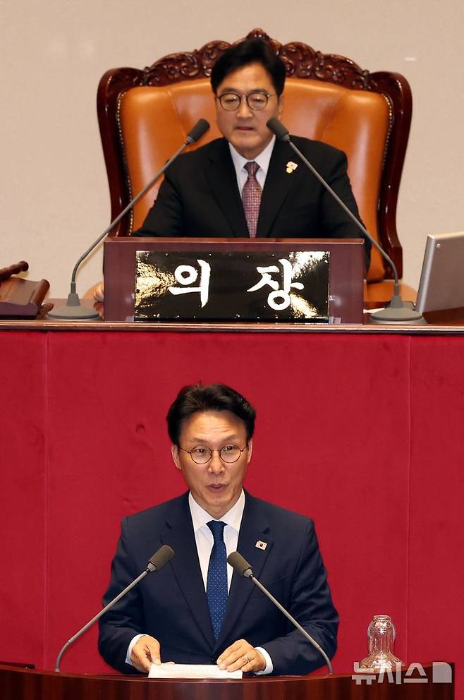 [서울=뉴시스] 조성봉 기자 = 김민석 국무총리가 4일 오후 서울 여의도 국회에서 열린 제426회 국회(임시회) 제5차 본회의에서 제2회 추가경정예산안이 재석 182인, 찬성 168인, 반대 3인, 기권 11인으로 가결된 것에 대해 정부 측 인사를 하고 있다. 2025.07.04. suncho21@newsis.com