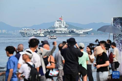 홍콩 도착한 중국 항모 산둥함 [신화통신 캡처.연합뉴스]