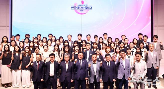 4일 서울 강남구 엘리에나 호텔에서 열린 2025 NH농협은행 한국여자바둑리그 개막식에 참석한 9개 팀 감독 및 선수들과 내빈 등 관계자들의 단체사진. 동규기자