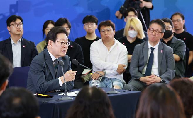 이재명 대통령이 4일 대전 유성구 대전컨벤션센터에서 열린 '충청에서 듣다, 충청 타운홀 미팅'에서 발언하고 있다. 연합뉴스