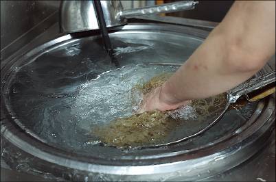 (2) 메밀면을 2분 정도 삶은 뒤 찬물로 전분을 씻어낸다.