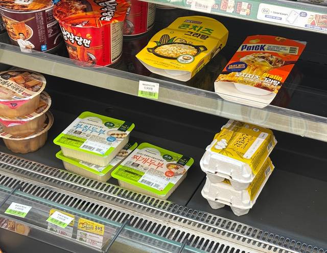 충남 논산시 벌곡면에 있는 편의점 식품 매대. 면에서 논산사랑상품권을 사용할 수 있는 유일한 식자재 마트지만 냉장고에 신선식품은 두부 세모와 6구짜리 달걀 두판이 전부다.