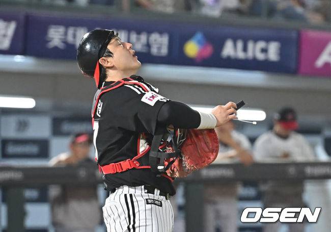 [OSEN=부산, 이석우 기자] 3일 부산 사직야구장에서 2025 신한 SOL 뱅크 KBO 리그 롯데 자이언츠와 LG 트윈스의 경기가 열렸다. 홈팀 롯데는 이민석이, 방문팀 LG는 손주영이 선발 출전했다.LG 트윈스 박동원이 8회초 무사 1루 롯데 자이언츠 박승욱의 보내기 번트를 잡아 2루에 던졌으나 송구 실책을 하고 아쉬워하고 있다. 2025.07.03 / foto0307@osen.co.kr