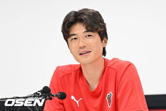 [OSEN=포항, 이석우 기자] 4일 포항 스틸러스 송라클럽하우스에서 기성용 입단 미디어데이가 열렸다.  FC서울을 떠나 포항스틸러스로 이적한 기성용은 2006년 프로 데뷔 이후 처음으로 국내 구단 이적을 결정했다.기성용이 기자들의 질문에 답하고 있다. 2025.07.04 / foto0307@osen.co.kr