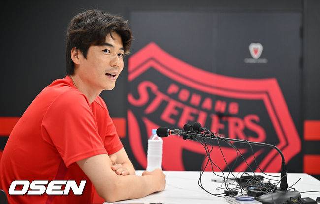 [OSEN=포항, 이석우 기자] 4일 포항 스틸러스 송라클럽하우스에서 기성용 입단 미디어데이가 열렸다.  FC서울을 떠나 포항스틸러스로 이적한 기성용은 2006년 프로 데뷔 이후 처음으로 국내 구단 이적을 결정했다.기성용이 기자들의 질문에 답하고 있다. 2025.07.04 / foto0307@osen.co.kr