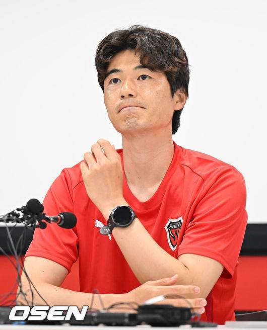 [OSEN=포항, 이석우 기자] 4일 포항 스틸러스 송라클럽하우스에서 기성용 입단 미디어데이가 열렸다.  FC서울을 떠나 포항스틸러스로 이적한 기성용은 2006년 프로 데뷔 이후 처음으로 국내 구단 이적을 결정했다.기성용이 기자들의 질문에 답하고 있다. 2025.07.04 / foto0307@osen.co.kr