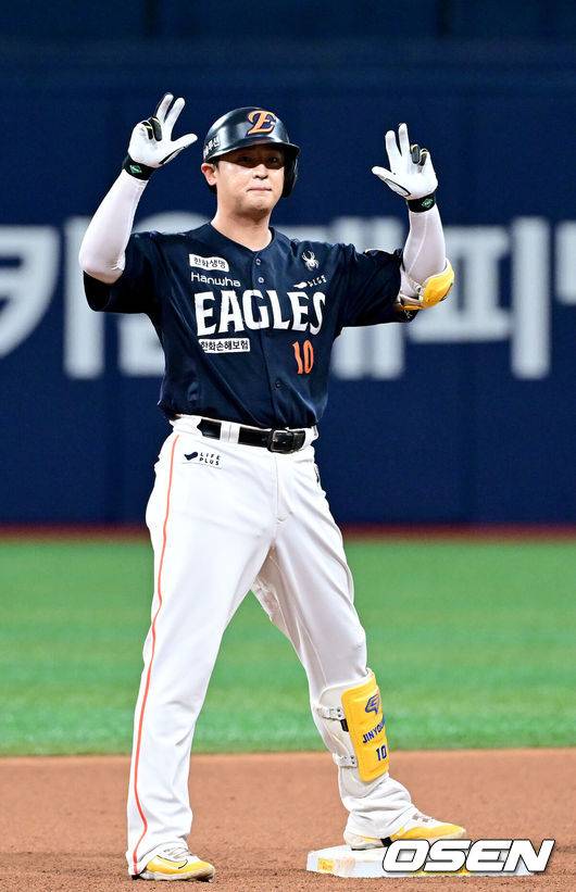 [OSEN=고척, 최규한 기자] 4일 서울 고척스카이돔에서 ‘2025 신한 SOL Bank KBO리그’ 키움 히어로즈와 한화 이글스의 경기가 열렸다.홈팀 키움은 라울 알칸타라, 방문팀 한화는 코디 폰세를 선발로 내세웠다.4회초 2사 1루 상황 한화 이진영이 2루타를 날리고 2루에 안착해 기뻐하고 있다. 2025.07.04 / dreamer@osen.co.kr