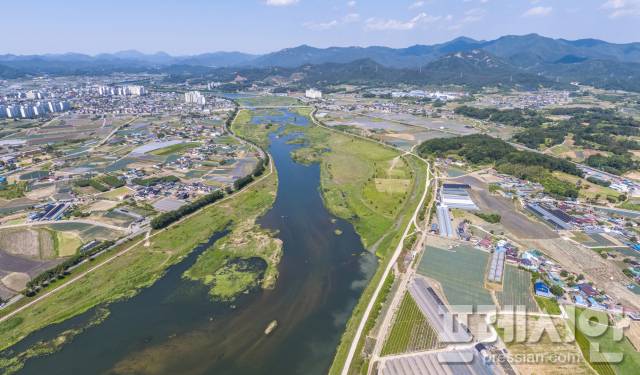 ▲완주군이 통합 하천관리 강화를 위해 ‘하천기반과’를 신설한 가운데, 수변공간 개발이 예정된 만경강 일대 전경. ⓒ완주군