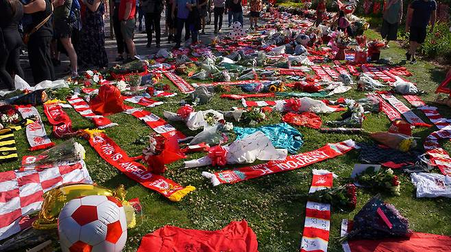 조타를 추모하는 물품으로 가득한 리버풀 홈구장인 안필드 주변 모습