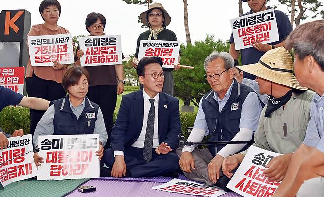 김민석 국무총리가 취임 후 첫 일정으로 4일 서울 용산구 대통령실 앞에서 항의 농성 중인 농민단체를 방문해 면담하고 있다.