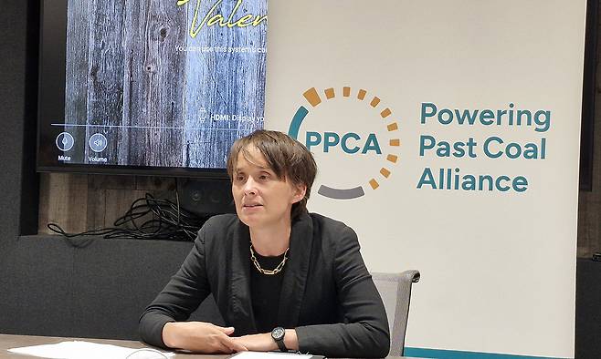 줄리아 스코룹스카 PPCA 사무국장이&nbsp;지난 6월 27일(현지시간) 영국 런던에서 열린 한국 기자 대상 간담회에서 이재명 대통령의&nbsp;‘2040 탈석탄’ 공약에 대해 평가하고 있다.