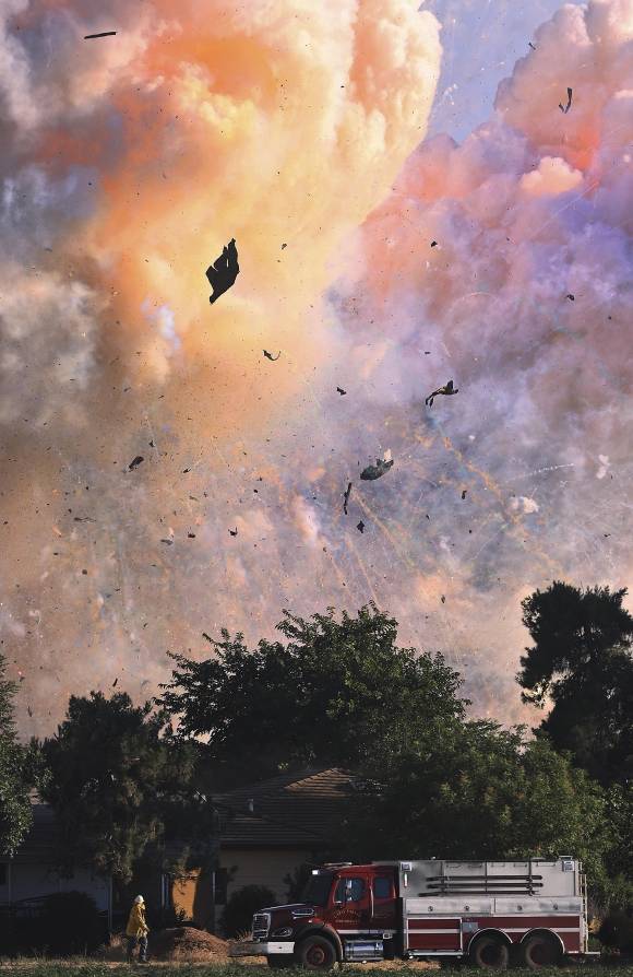 美 폭죽창고 폭발… 하늘 뒤덮은 붉은 연기 - 지난 1일(현지시간) 미국 캘리포니아주 에스파토 인근의 한 폭죽창고에서 발생한 폭발 사고로 붉은 연기가 피어오르는 가운데 소방차 위로 파편과 재가 날리고 있다. 에스파토 AP 연합뉴스