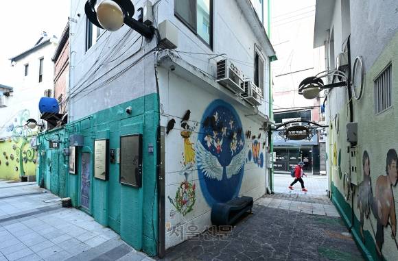 천상병의 시, 춤꾼 김해랑의 사진 등이 걸린 ‘마산예술흔적 거리’.