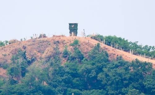 지난해 6월 경기도 파주 접경지역에서 바라본 북한군 초소 일대 모습.  연합뉴스