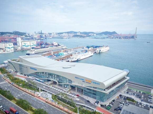 부산항 국제여객터미널에 접안한 크루즈선. 부산항만공사 제공