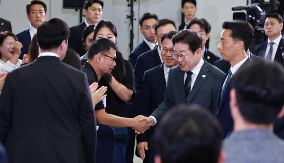 이재명 대통령, 대전·충청 타운홀 미팅 참석자와 인사 - 이재명 대통령이 4일 대전컨벤션센터에서 타운홀 미팅 형식으로 열린 ‘국민소통 행보 2탄, 충청의 마음을 듣다’에서 참석자와 인사하고 있다.  연합뉴스