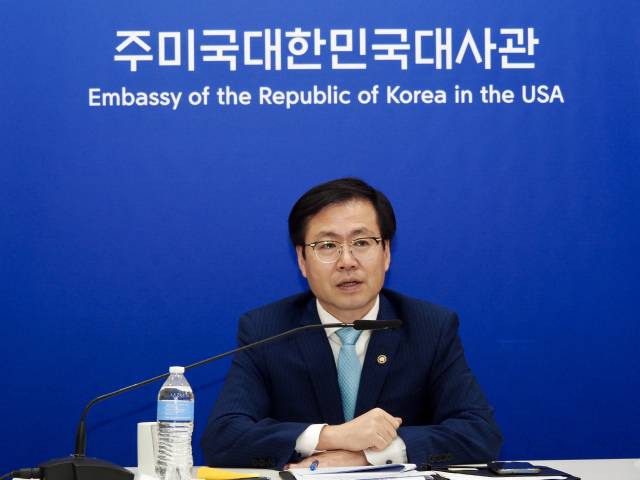 여한구 산업통상자원부 통상교섭본부장이 지난달 27일(현지 시간) 워싱턴 주미대사관에서 특파원 간담회를 하고 있다. 워싱턴특파원단