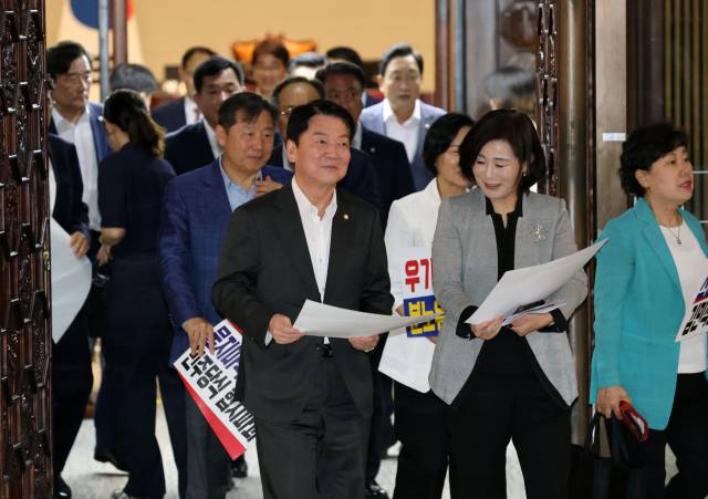 국민의힘 혁신위원장으로 내정된 안철수 의원이 본회의가 열리고 있는 3일 서울 여의도 국회 로텐더홀에서 김민석 국무총리 후보자 임명동의안 등을 규탄하기 위해 동료 의원들과 이동하고 있다. 성형주 기자