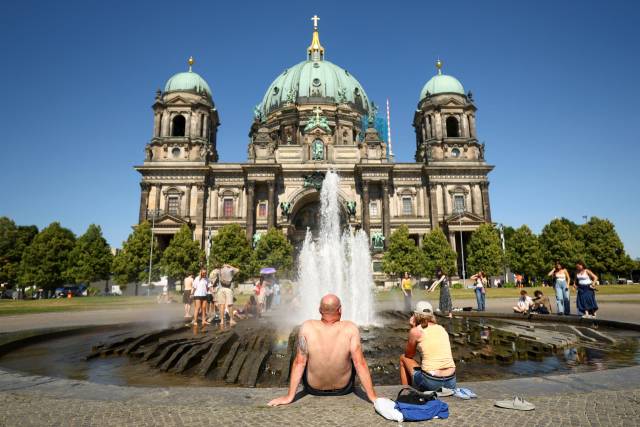 시민들이 베를린 대성당 앞 분수대에서 더위를 식히고 있다. 로이터연합뉴스