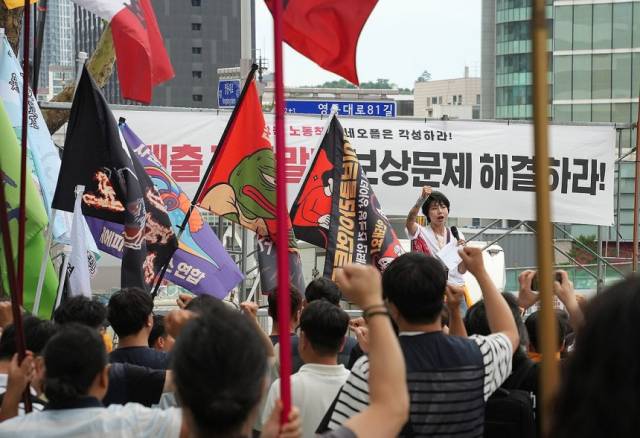지난 달 24일 서울 강남구 네오플 서울지사 사옥 앞에서 민주노총 화학섬유식품노조 넥슨지회 네오플분회 관계자들이 집회를 열고 있다. 연합뉴스
