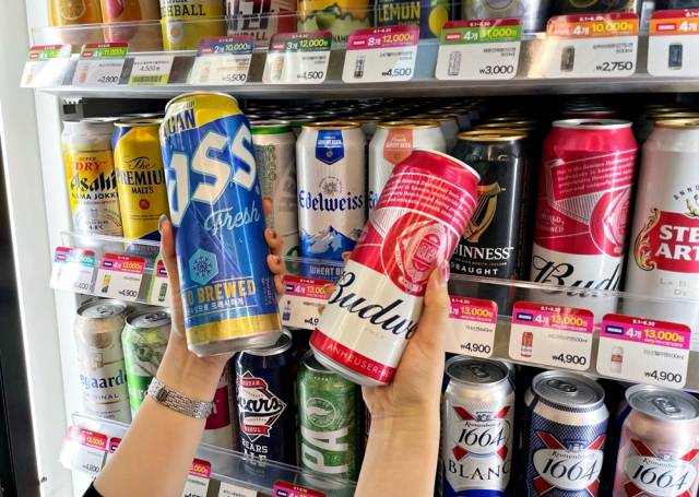 CU에서 할인 행사를 진행한 대용량 캔맥주. 사진 제공=CU