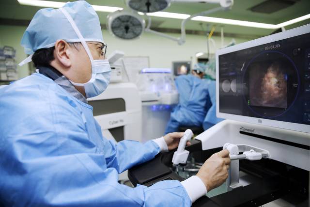 박민구 고대안암병원 비뇨의학과 교수가 인공지능(AI) 기반의 완전 로봇식 신장결석 수술로봇 자메닉스를 이용해 결석제거술을 시행중이다. 사진 제공=고대안암병원